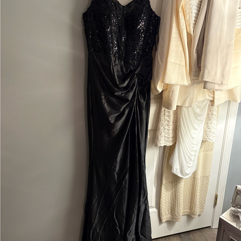 La Scala Prom Dress NWT Black   Satin Exlarge . Beautiful gown.Beaded Top